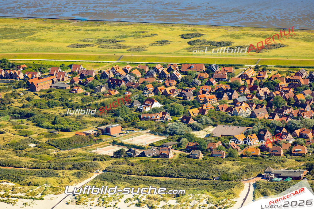 Aktuelles Luftbild von  Juist - Die Luftaufnahme wurde 2022 mittels UL-Flugzeug erstellt ( keine Drohne ) - hochauflösende Kamera-Systeme von  Canon -Beste Qualität - Für grossformatige Ausdrucke geeignet. Die Geschenkidee !
