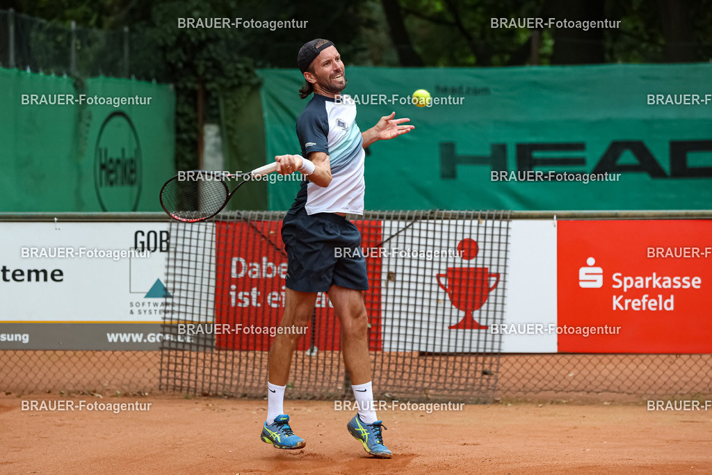 HTC Blau-Weiß Krefeld - LTTC Rot-Weiß Berlin  | Krefeld, Deutschland 21.07.2023, Gero Kretschmer (HTC Blau-Weiß Krefeld) gegen Nino Ehrenschneider (LTTC Rot-Weiss Berlin) ,

bei der 2. Tennis Bundesliga Nord Begegnung zwischen HTC Blau-Weiß Krefeld und LTTC Rot-Weiß Berlin am 21.07.2023 in Krefeld.

(Foto: BRAUER-Fotoagentur)
 
