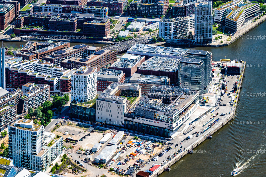Hamburg_Chicargokai_Westfield_Hafencity_ELS_7107200625 | HAMBURG 20.06.2025 Gebäudekomplexedes am Überseequartier am Chicagokai - Osakaallee im Bereich des ehemaligen Grasbrooks im Ortsteil Hafencity in Hamburg, Deutschland. Weiterführende Informationen bei: CHRISTIAN DE PORTZAMPARC,  Depenbrock Bau GmbH & Co. KG,  F + Z Baugesellschaft, Zweigniederlassung der Hecker Bau GmbH & Co. KG,  Stump-Franki Spezialtiefbau GmbH,  Unibail-Rodamco Germany GmbH,  Unibail-Rodamco ÜSQ Süd Quartiersmanagement GmbH. // Building complex at the Ueberseequartier on Chicagokai - Osakaallee in the area of the former Grasbrook in the Hafencity district of Hamburg, Germany. Further information at: CHRISTIAN DE PORTZAMPARC,  Depenbrock Bau GmbH & Co. KG,  F + Z Baugesellschaft, Zweigniederlassung der Hecker Bau GmbH & Co. KG,  Stump-Franki Spezialtiefbau GmbH,  Unibail-Rodamco Germany GmbH,  Unibail-Rodamco UeSQ Sued Quartiersmanagement GmbH. Foto: Martin Elsen