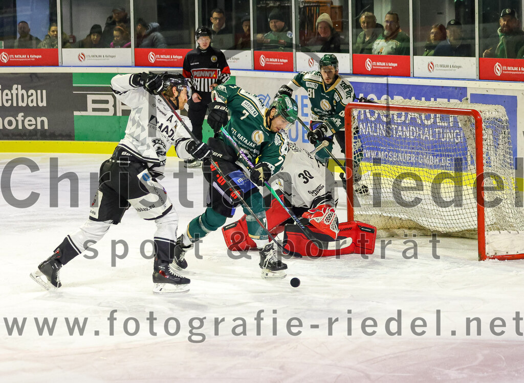 2026-01-30_091_TSV_Erding_gegen_EHF_Passau_Black_Hawks | Erding, Deutschland, 30.01.2026:Eishockey, Oberliga Süd 2025 / 2026, 42. Spieltag, TSV Erding gegen EHF Passau Black Hawks, Endergebnis: 2:6Louis Trattner (Erding Gladiators, #7), Torwart Janik Engler (EHF Passau Black Hawks, #30)Foto: Christian Riedel / fotografie-riedel.net
