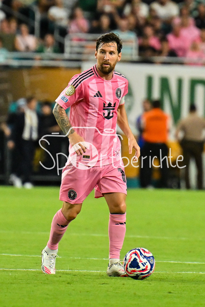 Inter Miami CF - Palmeiras Sao Paulo | am Ball Lionel MESSI (Inter Miami 10) / Einzelfoto / Freisteller / FIFA Club World Cup: Inter Miami CF - Palmeiras Sao Paulo, Hard Rock Stadium am 23.06.2025 / NOT FOR SALE IN USA