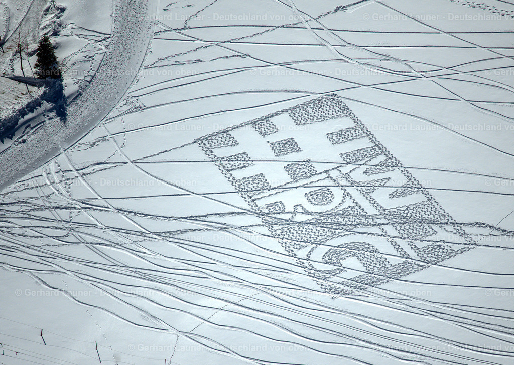 4043614 | WINTERBERG 13.02.2021 Spuren im Schnee in Winterberg im Sauerland im Bundesland Nordrhein-Westfalen, Deutschland. // Tracks in the snow in Winterberg in the Sauerland in the state of North Rhine-Westphalia, Germany. Foto: Gerhard Launer