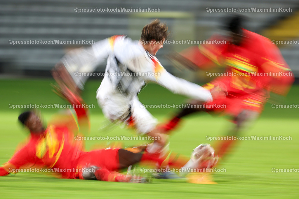 WUP14102401038 | 14.10.2024, Fußball, U20 Länderspiel Deutschland - Ghana, Stadion am Zoo, Wuppertal, Saison 2024 2025: Zweikampf zwischen Antwi Dacosta (Ghana #4), Majeed Alidu Labaran (Ghana #3) und Maurice Krattenmacher (GER #20)