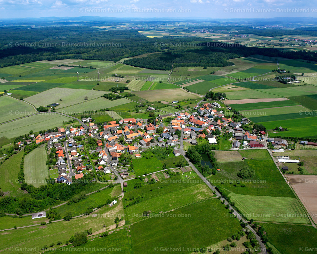 2614067 | WINDHAUSEN 09.06.2006 Landwirtschaftliche Nutzflächen und Feldgrenzen  umsäumen das Siedlungsgebiet des Dorfes in Windhausen im Bundesland Hessen, Deutschland // Agricultural land and field boundaries surround the settlement area of the village  in Windhausen in the state Hesse, Germany Foto: Gerhard Launer