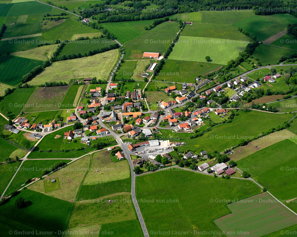 2615399 | STEINFURT 09.06.2006 Landwirtschaftliche Nutzflächen und Feldgrenzen  umsäumen das Siedlungsgebiet des Dorfes in Steinfurt im Bundesland Hessen, Deutschland // Agricultural land and field boundaries surround the settlement area of the village  in Steinfurt in the state Hesse, Germany Foto: Gerhard Launer
