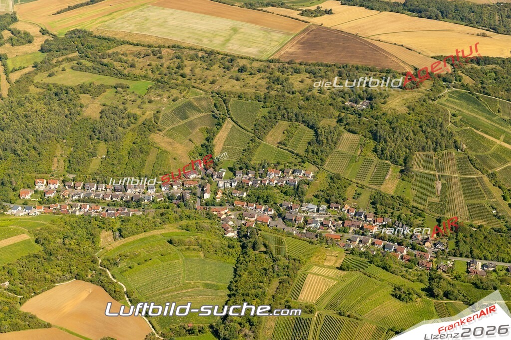 Das Luftbild zeigt :  Randersacker - Die Luftaufnahme wurde 2023 vom UL-Flugzeug aus erstellt ( keine Drohne ) - Hochauflösende Luftaufnahme - Für grossformatige Ausdrucke geeignet. Die Geschenkidee !Mit Lizenz und Bildrechte bestellbar