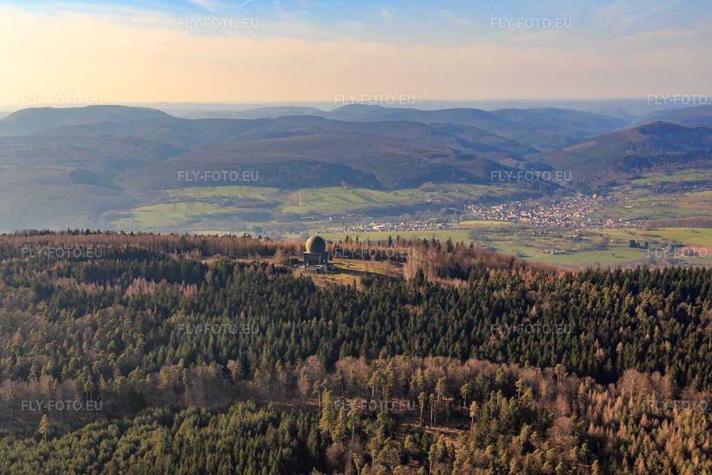 Vue aérienne: Dôme radar à Lampertsloch dans le département Bas Rhin, France – .Photo: IMG_086674.jpg prise le 26/03/2016 par Werner Riehm/FLY-FOTO.eu – Résolution de l'original: 5472 x 3648 px