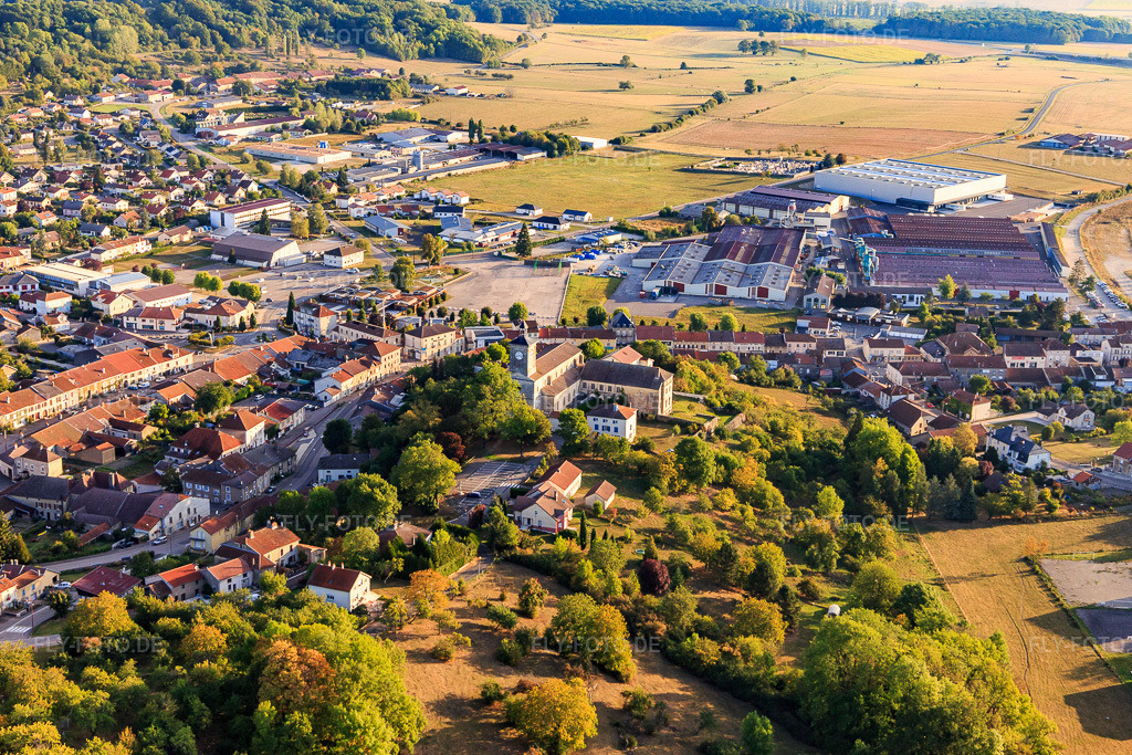 Luftbild: Église Saint-Pierre in Châtenois im Bundesland Vosges in Frankreich. – Foto: IMG_118422.jpg vom 16.09.2019 durch Werner Riehm/FLY-FOTO.de – Auflösung des Originals: 5316 x 3544 px