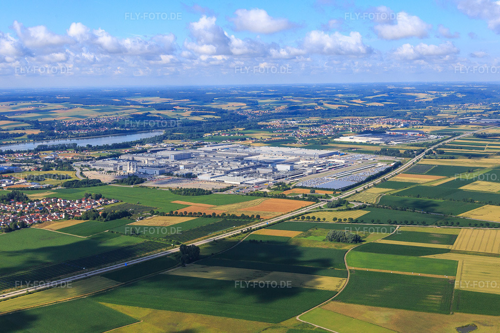 Luftbild: Verlauf der A92 am BMW Group Werk Dingolfing im Ortsteil Unterhollerau in Moosthenning im Bundesland Bayern in Deutschland. Foto: IMG_090609.jpg vom 03.07.2016 durch Werner Riehm/FLY-FOTO.deWWW.BMW-WERK-DINGOLFING.DE