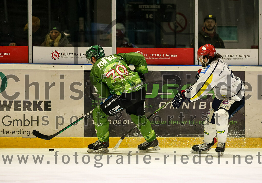 2023-12-26_061_TSV_Erding_gegen_ERV_Schweinfurt | Erding, Deutschland, 26.12.2023:
Eishockey, Bayernliga Vorrunde 2023 / 2024, 20. Spieltag, TSV Erding gegen ERV Schweinfurt, Endergebnis: 9:3

Thomas Plihal (Erding Gladiators, #39)

Foto: Christian Riedel / fotografie-riedel.net