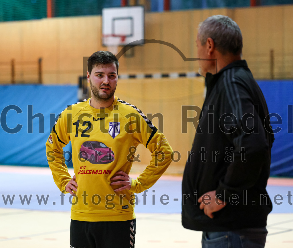 2022-09-24_070_SpVgg_Altenerding_gegen_HSG_Freising-Neufahrn | Erding, Deutschland, 24.09.2022:
Handball, Bezirksoberliga Männer 2022 / 2023, 2. Spieltag, SpVgg Altenerding gegen HSG Freising-Neufahrn, Endergebnis: 18:26

Otto Donaubauer (SpVgg Altenerding, #12), Trainer Peter Mesiarik (Spvgg Altenerding)

Foto: Christian Riedel / fotografie-riedel.net