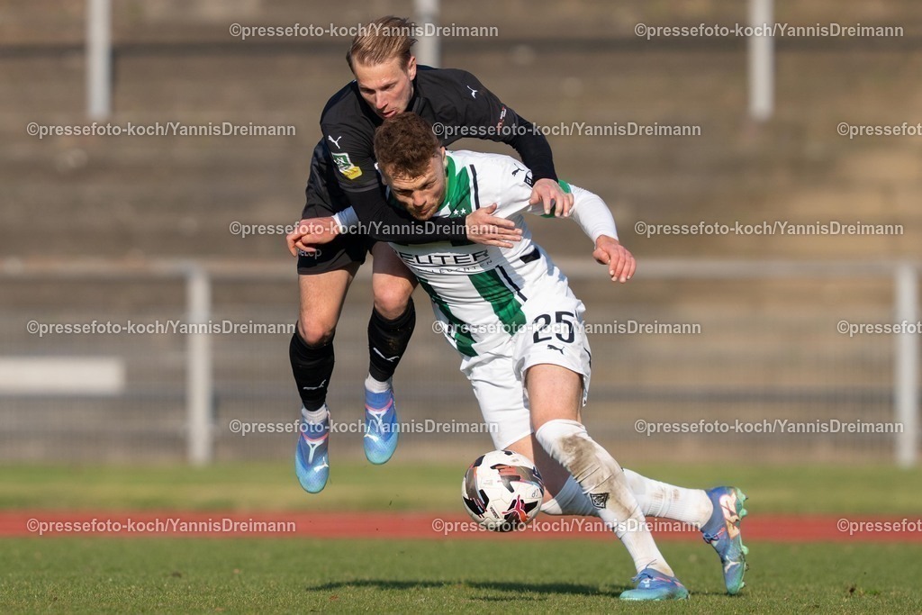 xYDR15032501093 | 15.03.2025, xydrx, Fußball, Borussia Mönchengladbach II (U23) - 1.FC Bocholt, Regionalliga West, Grenzlandstadion: Philipp Hanke (1. FC Bocholt #3) im Zweikampf gegen Lion Schweers (Borussia Moenchengladbach II #25)