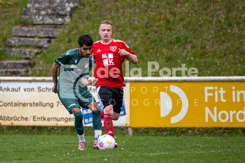 Oetzen - Rezayi_ Mahdi (dahinter Alexander Müller) vs Römstedt II 190426 dlP | immodelaporte-sportfotos - Realisiert mit Pictrs.com