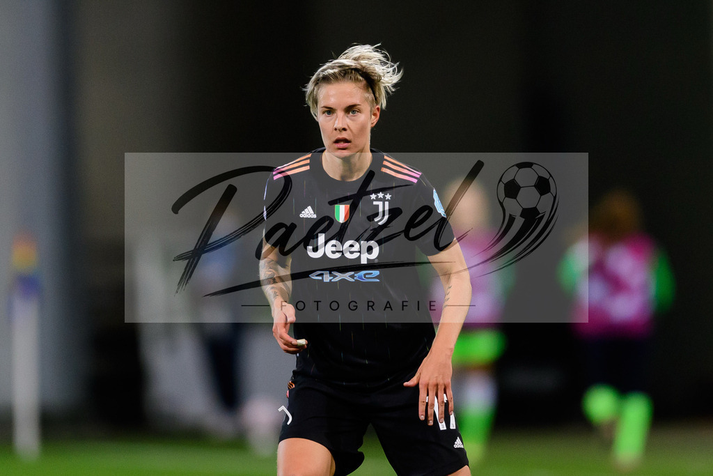 WOBJUV20211118_153 | Fussball, Frauen: Lina Hurtig (Juventus FC) schaut bei dem Spiel der UEFA Women´s Champions League zwischen VfL Wolfsburg und Juventus Turin im AOK-Stadion am 18.11.2021 in Wolfsburg, Deutschland. - Realisiert mit Pictrs.com