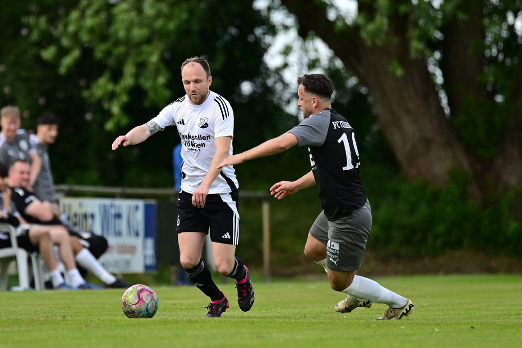 Fußball I Herren I Saison 2024-2025 I Bezirksliga I 34. Spieltag I VSV Hedendorf-Neukloster - FC Cuxhaven | Der Sportfotograf. - Realisiert mit Pictrs.com