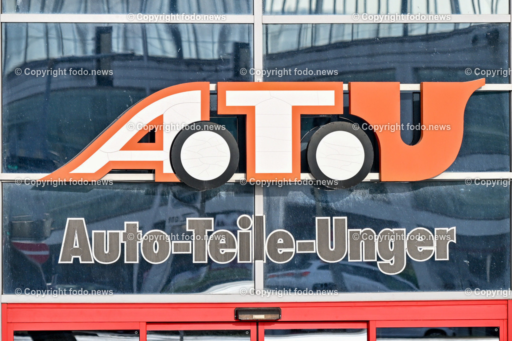 Autoteile Unger_ ATU_ 27.11.2023-22 | 27.11.2023, Leonding, AUT, Autoteile Unger, ATU, im Bild Gebaeude, Gebäude, Werkstatt, Mechaniker, Autowerkstatt, Auto, Inspektion, Reparatur, Reparaturwerkstatt, Service, Fachbetrieb, Pruefstelle, Prüfstelle, Autoservice, KFZ, PKW, Fahrzeug, Insolvenz, Pleite, Teile, Zubehoer, Zubehör, Mitarbeiter, Kunden, Shop, Fahnen, Schild, Logo, Einfahrt