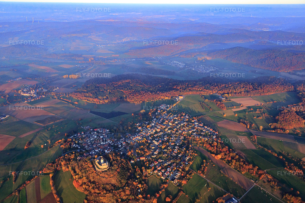 Luftbild: Veste Otzberg im Herbslaub im Ortsteil Hering in Otzberg im Bundesland Hessen in Deutschland. – Foto: IMG_085067.jpg vom 01.11.2015 durch Werner Riehm/FLY-FOTO.de – Auflösung des Originals: 5472 x 3648 px – Logo der Staatlichen Schlösser und Gärten Hessen - zur