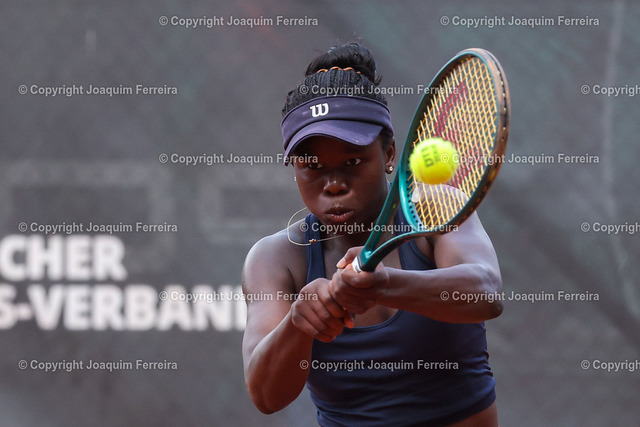 2024.07.20TennisFinaleDa_0059 Kopie | Darmstadt am 21. Juli 2024 xJFAx  48. Internationalen Damen-Tennisturnier des TCB 2000 Darmstadt Finale Angela FITA BOLUDA (ESP) vs Victoria MBOKO (CAN) Bild: v. li.Victoria MBOKO (CAN) spielt eine Rückhand. - Realisiert mit Pictrs.com