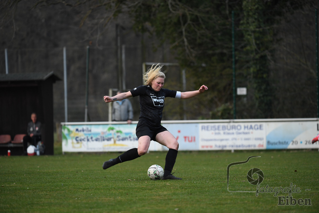 SG am Meer-SpVG Aurich U20 | Bezirksliga Frauen Nord; SG am Meer (schwarz)-SpVG Aurich U20 (rot) am 23.03.2025; in Gristede (Fehrenkampstr. 2a), Photo: Philip Eiben 2025 - Realisiert mit Pictrs.com