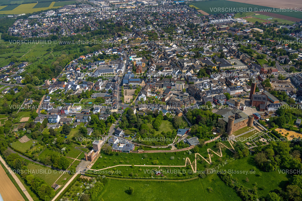 Zuelpich240501670 | Luftbild, Ortsansicht Wohngebiet mit Burg Zülpich, die Kurkölnische Landesburg mit drei Türmen und Ausssichtsturm ist eine historische Sehenswürdigkeit und ein Wahrzeichen, Kirchengarten und BurgSpielplatz Kirchengarten, Park am Wallgraben, katholische Pfarrkirche St. Peter Zülpich, Römerthermen Zülpich - Museum der Badekultur, Karl-Josef-Ernst-Platz und Weierturm, Zülpich, Nordrhein-Westfalen, Deutschland
