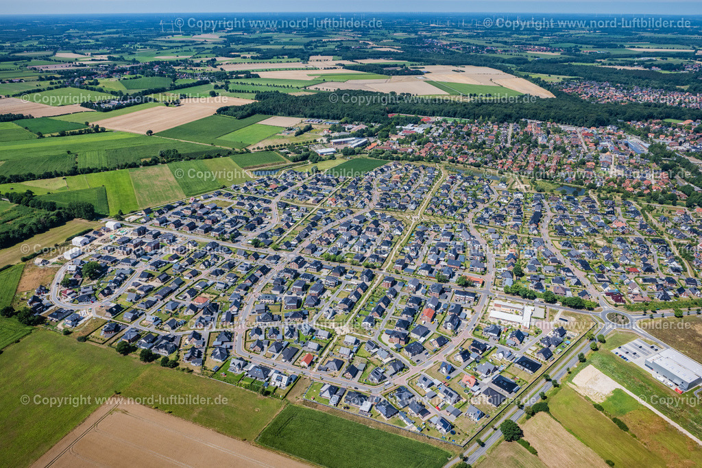 Harsefeld_Ortsansicht_Neubaugebiet_ELS_4879020822 | HARSEFELD 02.08.2022 Wohngebiet - Mischbebauung der Mehr- und Einfamilienhaussiedlung am Leerkenweg - Neuenteicher Weg in Harsefeld im Bundesland Niedersachsen, Deutschland. // Residential area - mixed development of a multi-family housing estate and single-family housing estate in Harsefeld in the state Lower Saxony, Germany. Foto: Martin Elsen