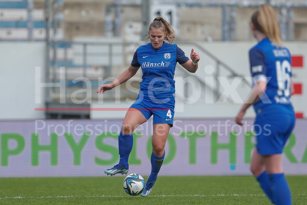 Fussball, 2. Frauen-Bundesliga, SV Meppen - FC Ingolstadt 04 | v.li.: Toma Ihlenburg (SV Meppen, 4) am Ball, Einzelbild, Ganzkörper, Aktion, Action, Spielszene, DIE DFB-RICHTLINIEN UNTERSAGEN JEGLICHE NUTZUNG VON FOTOS ALS SEQUENZBILDER UND/ODER VIDEOÄHNLICHE FOTOSTRECKEN. DFB REGULATIONS PROHIBIT ANY USE OF PHOTOGRAPHS AS IMAGE SEQUENCES AND/OR QUASI-VIDEO.