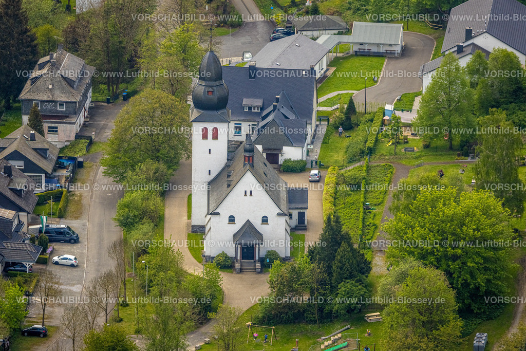 Brilon240503724 | Luftbild, St. Joseph Kirche und Friedhof Gräberfeld, Kindergarten Brilon-Wald, Brilon-Wald, Brilon, Sauerland, Nordrhein-Westfalen, Deutschland