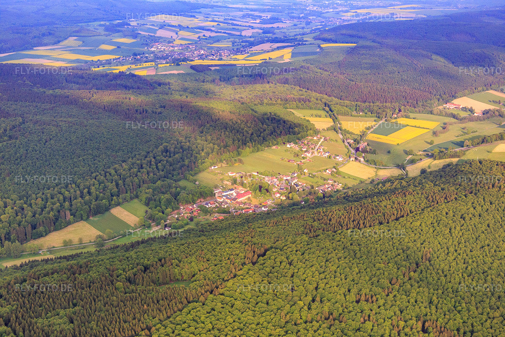 Luftbild: Ortsansicht von Osten im Ortsteil Amelith in Bodenfelde im Bundesland Niedersachsen in Deutschland. Foto: IMG_079495.jpg vom 24.05.2015 durch Werner Riehm/FLY-FOTO.de