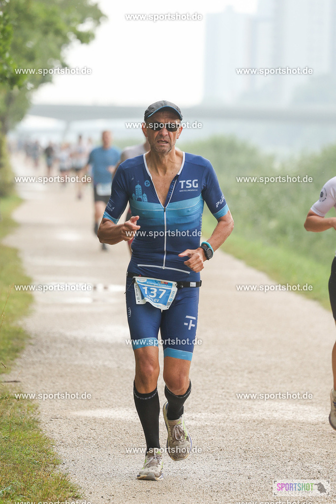 LUR_1189 | 34. M-net Erlanger Triathlon 2025 #erlangertriathlon  #mnettriathlon2025 #mnettriathlon #team #olympischedistanz #mitteldistanz #triathlon #maindonaukanal  #erlangertriathlon2025 #yourpictrs #tv1848 #tv1848erlangen  #triathlonbayern #sportinerlangen #demsportverbunden #sportshot_your_pictrs Copyright: www.sportshot.de