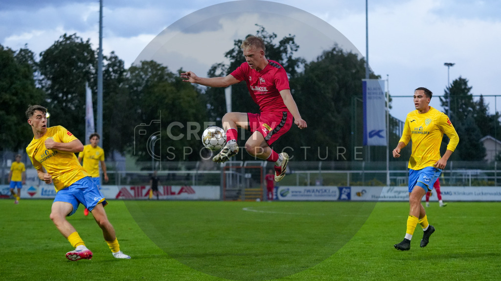 Fußball, Herren, Saison 2025/2026, Regionalliga Nordost, 8. Spieltag, FSV 63 Luckenwalde vs. FC Hertha 03 Zehlendorf, Dienstag 16.09.2025, Werner-Seelenbinder-Stadion Luckenwalde, | Fußball, Herren, Saison 2025/2026, Regionalliga Nordost, 8. Spieltag, FSV 63 Luckenwalde vs. FC Hertha 03 Zehlendorf, Dienstag 16.09.2025, Werner-Seelenbinder-Stadion Luckenwalde, Im Bild: Ron Wachs (Zehlendorf) artistische Ballannahme in der Luft - Realisiert mit Pictrs.com