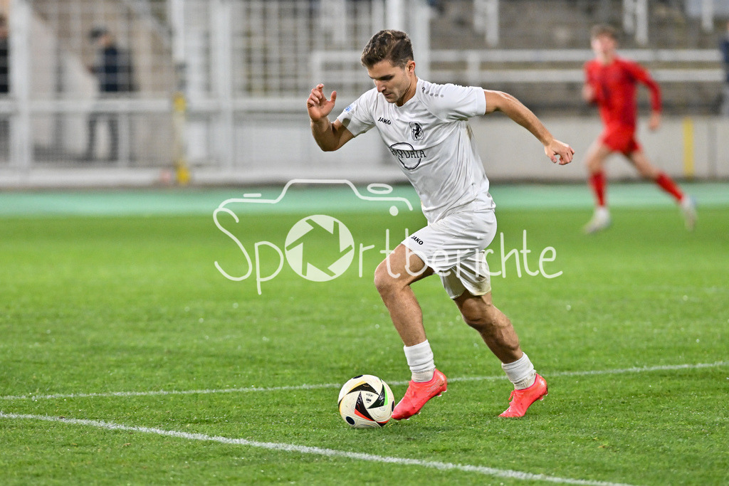FC Bayern Amateure - TSV Schwaben Augsburg | am Ball Bastian KURZ (TSV #9) / Freisteller / Einzelfoto / Regionalliga Bayern: FC Bayern Muenchen II - TSV Schwaben Augsburg, Gruenwalder Stadion am am 25.10.2024