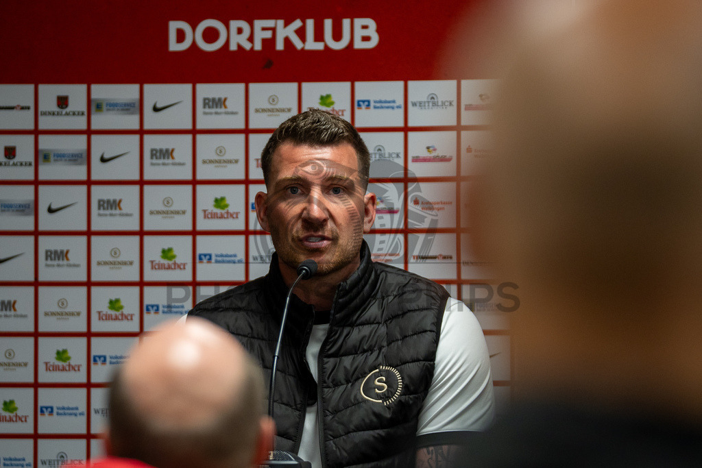 SG Sonnenhof Großaspach vs. SGV Freiberg, Fussball, Regionalliga Suedwest, 30. Spieltag, 22.04.2026 | Pascal Reinhardt (Trainer SG Sonnenhof Großaspach) bei der Pressekonferenz,SG Sonnenhof Großaspach vs. SGV Freiberg, Fussball, Regionalliga Suedwest, 30. Spieltag, 22.04.2026