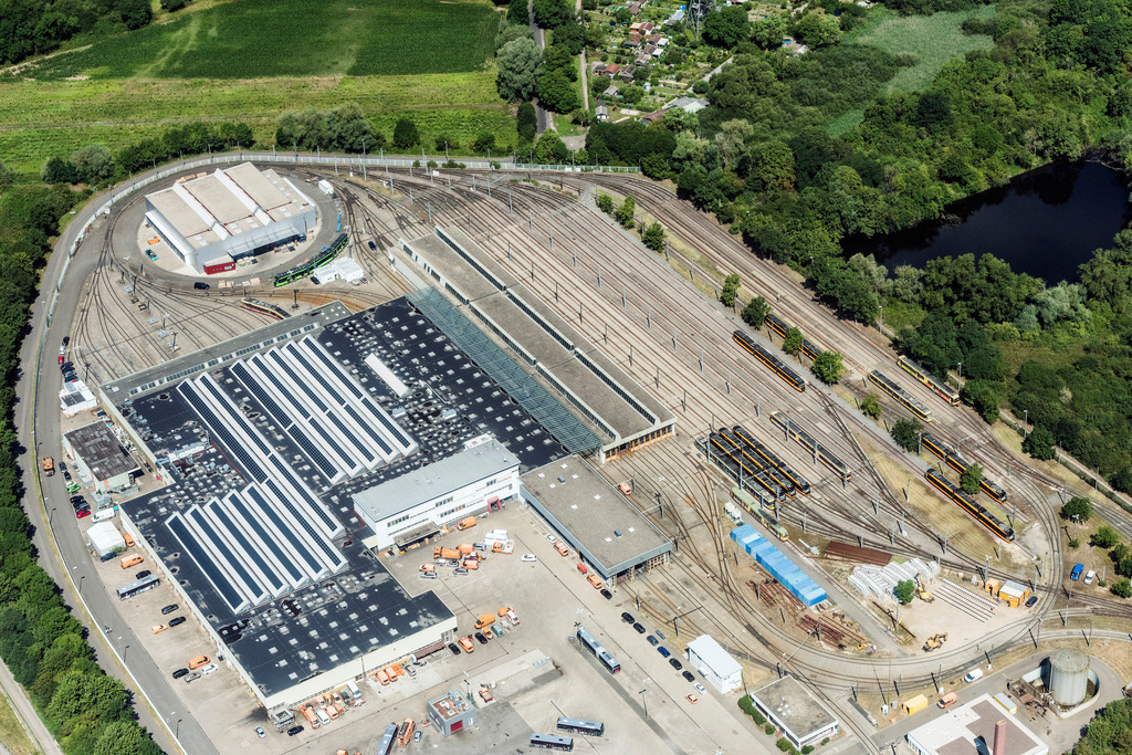 dr__0018845.jpg | KARLSRUHE 04.07.2017 Bahnbetriebswerk und Ausbesserungswerk, Wartung und Instandhaltung von Zügen des Personentransportes der Baureihe Bahn und Busse in Karlsruhe im Bundesland Baden-Württemberg, Deutschland. // Railway depot and repair shop for maintenance and repair of trains of passenger transport of the series Bahn and Busse in Karlsruhe in the state Baden-Wuerttemberg, Germany. Foto: Daniel Reiter