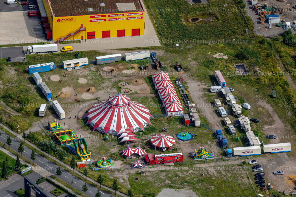 4050250 | OBERHAUSEN 25.08.2021 Circus- Zelt- Kuppeln des Zirkus "Circus Paul Busch" in Oberhausen im Ruhrgebiet im Bundesland Nordrhein-Westfalen, Deutschland. // Circus tent domes of the circus "Circus Paul Busch" in Oberhausen at Ruhrgebiet in the state North Rhine-Westphalia, Germany. Foto: Gerhard Launer