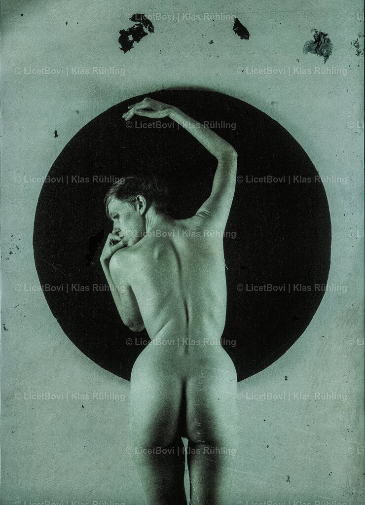La Circonferenza | Scan of Polapan 36 instant film; 2021By-product of the performance series "io non sono giotto"With BloodysnoopyRecommended format and material: 13x18, metallic - Realisiert mit Pictrs.com