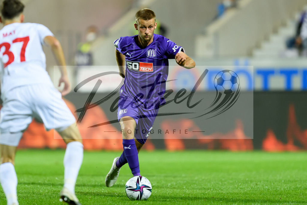 OSNVKO2021090620210906_196 | Fussball, Herren: Sebastian Klaas (VfL Osnabrueck) in Aktion, am Ball, Einzelaktion beim Spiel der 3. Liga zwischen VfL Osnabrueck und FC Viktoria Koeln im Stadion an der Bremer Bruecke am 06.09.2021 in Osnabrueck, Deutschland.DFB / DFL REGULATIONS PROHIBIT ANY USE OF PHOTOGRAPHS AS IMAGE SEQUENCES AND/OR QUASI-VIDEO. - Realisiert mit Pictrs.com