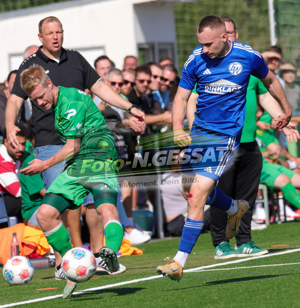 SC Enger - SV Enger-Westerenger | Auf dem Bild zu sehen: grün SC Enger: Dennis Fiedler ; blau SV Enger-Westerenger: Marlon Meyer SC Enger, SV Enger-Westerenger, Saison 26/27, Kreisliga A, Enger, Deutschland - Realisiert mit Pictrs.com