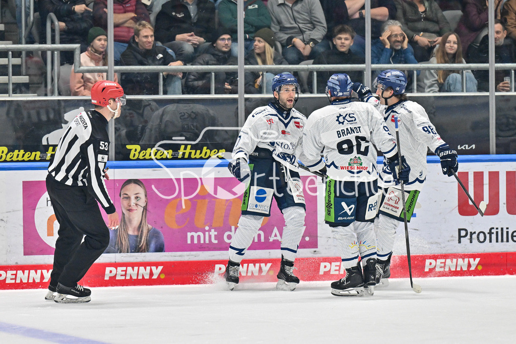Augsburger Panther - Straubing Tigers | Jubel der Gaeste nach dem Treffer zum 0-4 durch Taylor LEIER  (Straubing Tigers #7) / Tor / Happy / Freude / Torschuetze / DEL: Augsburger Panther - Straubing Tigers, Curt Frenzel Stadiom am 20.10.2024