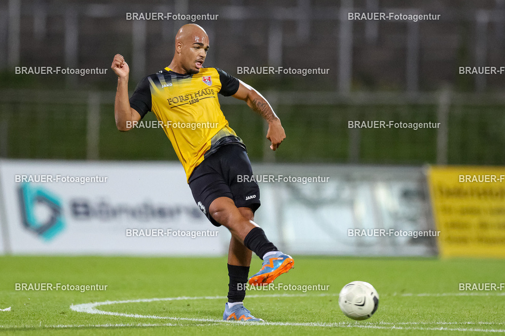 SB_KFCBAU_20250815_5507.JPG -  - KFC Uerdingen - SF Baumberg - Oberliga Niederrhein | Krefeld, Deutschland, 15.08.25: Anthony Oscasindas (KFC Uerdingen) in Aktion, am Ball, Einzelaktion während des Oberliga Niederrhein Spiels zwischen KFC Uerdingen - SF Baumberg in der Grotenburg Stadion am 15. August 2025 in Krefeld, Deutschland. (Foto von Stefan Brauer/Brauer-Fotoagentur)