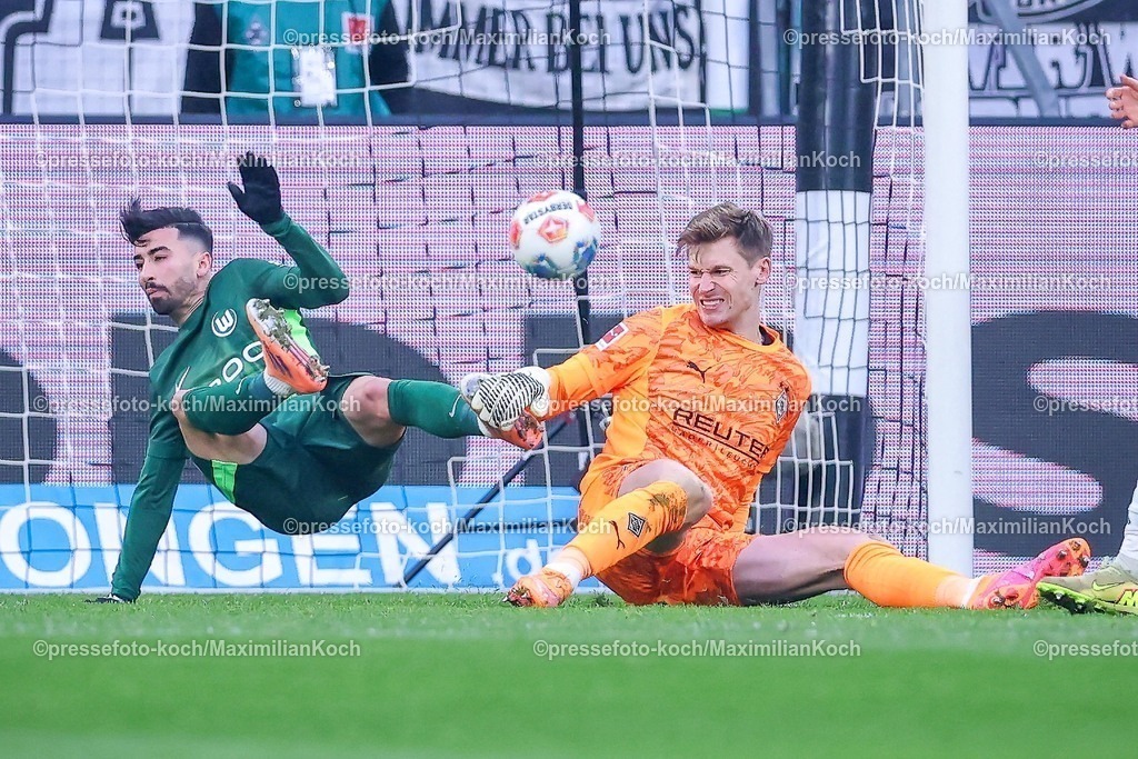 BMG13122501035 | 13.12.2025, Fußball, Borussia Mönchengladbach - VfL Wolfsburg, 1. Fußball Bundesliga, 14.Spieltag, Borussia-Park, Saison 2025 2026: Torschuss im Zweikampf gegen  Torwart Moritz Nicolas&nbsp;(Borussia Mönchengladbach #33) Torjubel nach dem Tor zum 2:1 durch Torschütze Mohamed Amoura&nbsp;(VfL Wolfsburg #09)  DFB regulations prohibit any use of photographs as image sequences and or quasi-video.
