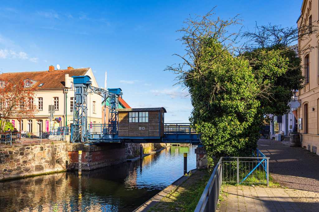 Blick auf die historische Hubbrücke in der Stadt Plau am See | Blick auf die historische Hubbrücke in der Stadt Plau am See.