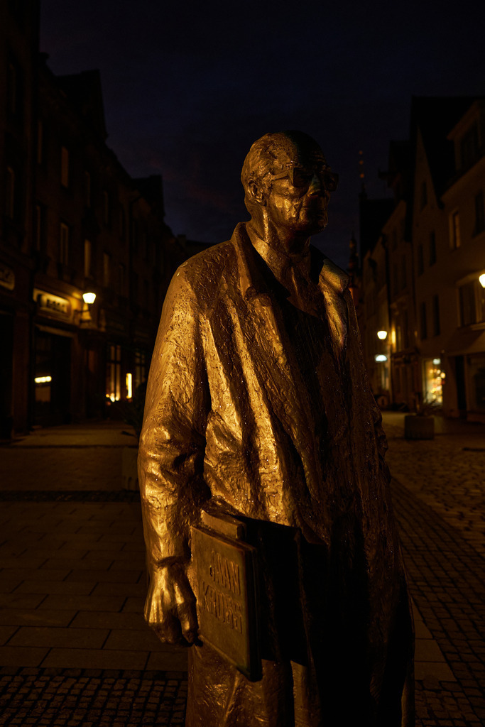 Jaan Kross Figur in der Nacht | Tallinn, Estland - August 24, 2022: Jaan Kross Figur in der Nacht. - Realisiert mit Pictrs.com