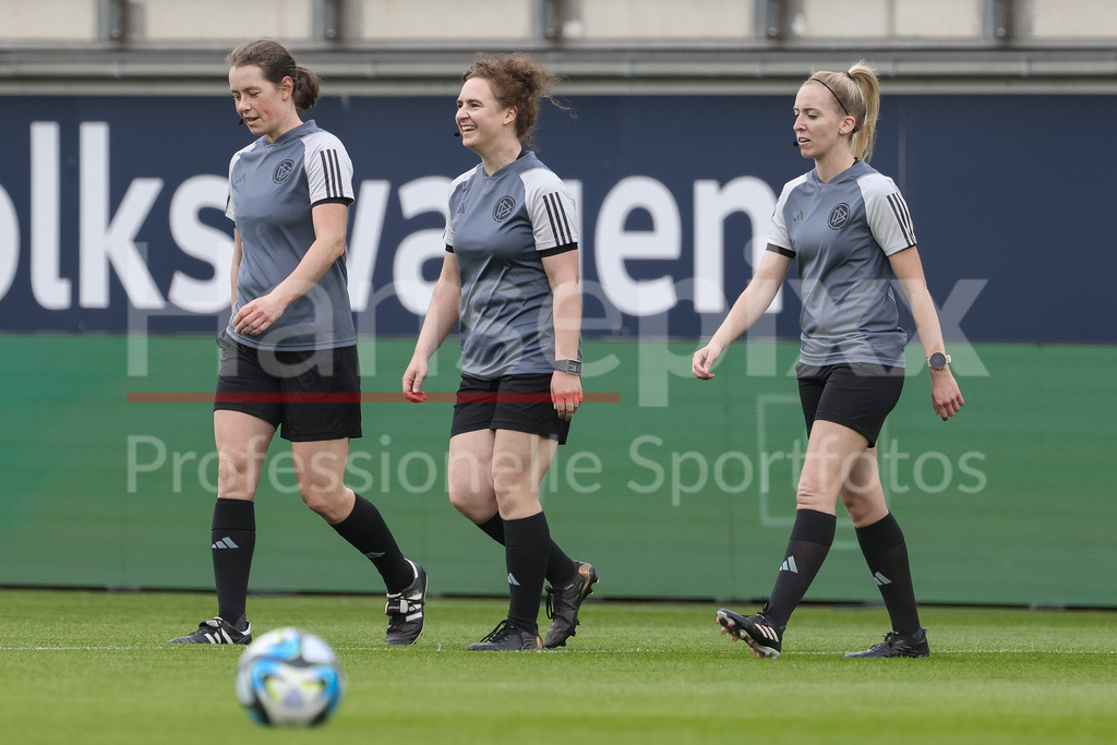 Fussball, Google Pixel Frauen-Bundesliga, VfL Wolfsburg - 1. FC Köln | v.li.: Schiedsrichter-Assistentin Julia Boike, DIE DFB-RICHTLINIEN UNTERSAGEN JEGLICHE NUTZUNG VON FOTOS ALS SEQUENZBILDER UND/ODER VIDEOÄHNLICHE FOTOSTRECKEN. DFB REGULATIONS PROHIBIT ANY USE OF PHOTOGRAPHS AS IMAGE SEQUENCES AND/OR QUASI-VIDEO.