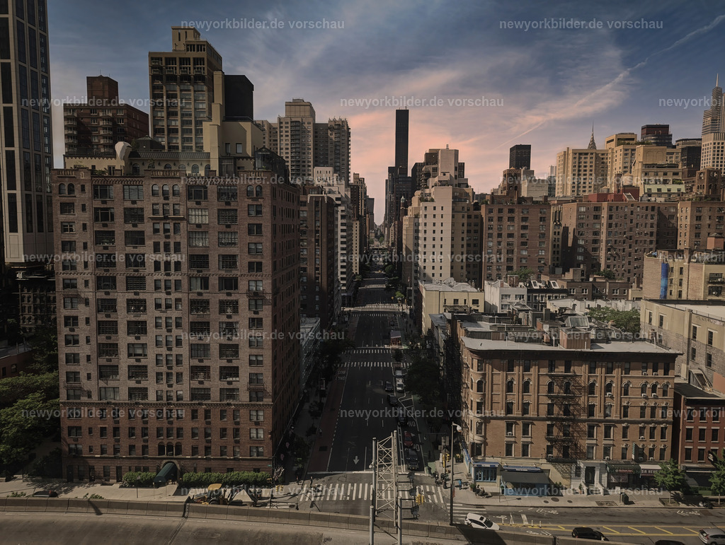 Roosevelt Island Tramway – Blick auf Midtown Manhattan an einem Sommertag | Ein traumhafter Blick aus der Roosevelt Island Tramway: Über den East River hinweg öffnet sich die Skyline von Midtown Manhattan im strahlenden Sommerlicht. Ein einzigartiges Erlebnis, das die Schönheit und Energie von New York City aus einer neuen Perspektive zeigt.