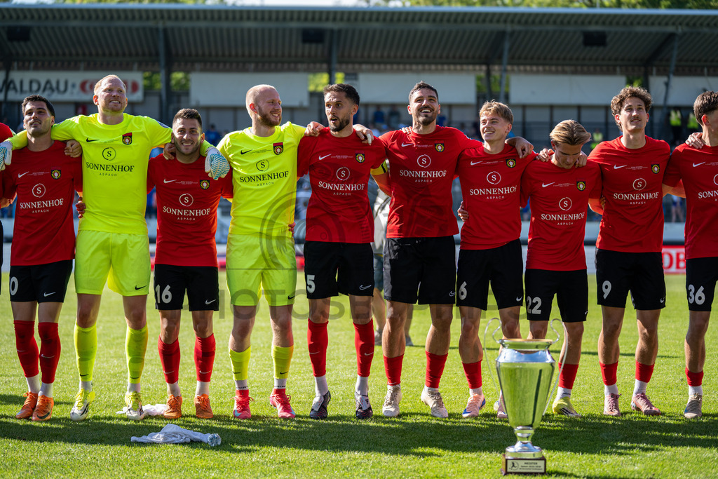 Stuttgarter Kickers vs. SG Sonnenhof Großaspach, Fussball, WFV-Pokal, Finale, 23.05.2026 | Team jubelt nach Abpfiff mit Fans, Zuschauern und Verantwortlichen,Stuttgarter Kickers vs. SG Sonnenhof Großaspach, Fussball, WFV-Pokal, Finale, 23.05.2026