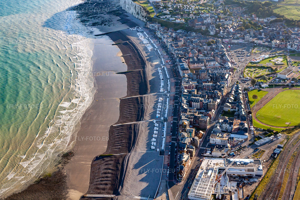 Vue aérienne: Vue de la ville côtière Mers-les-Bains en Picardie (Nord-Pas-de-Calais) à Mers-les-Bains dans le département Somme, France. Photo: IMG_70790.jpg prise le 24/08/2014 par Werner Riehm/FLY-FOTO.eu – Résolution de l'original: 4752 x 3168 px