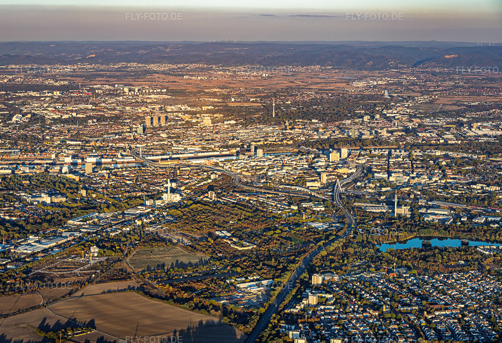 Luftbild: Stadtansicht aus Westen im Ortsteil West in Ludwigshafen im Bundesland Rheinland-Pfalz in Deutschland. – Foto: IMG_159746.jpg vom 06.10.2026 durch Werner Riehm/FLY-FOTO.de – Auflösung des Originals: 5655 x 3864 px