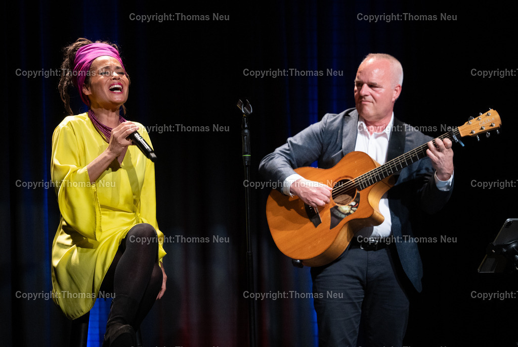 Kultursalon-Lorsch-Theater-Sapperlot-Fotografie-Thomas-Neu_4-2 | ble, Kultursalon Lorsch, Theater Sapperlot., Die Sängerin Monia wurde vom Gitarissten Andreas Botz begleitet  Bild: THomas Neu