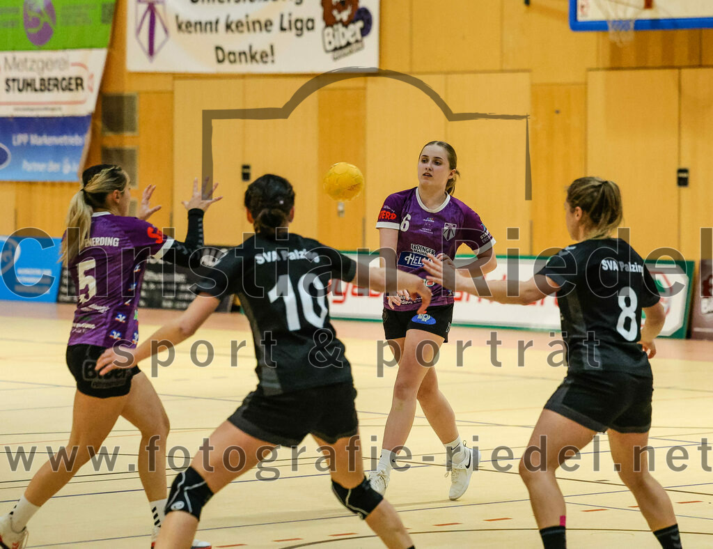 2024-02-10_086_SpVgg_Altenerding_gegen_SVA_Palzing | Erding, Deutschland, 10.02.2024:
Handball, Bezirksoberliga Frauen Altbayern 2023 / 2024, 14. Spieltag, SpVgg Altenerding gegen SVA Palzing, Endergebnis: 27:28

Lena Prem (SpVgg Altenerding, #5), Veronika Wöhrl (SVA Palzing, #10), Marlene Mittermeier (SpVgg Altenerding, #6), Franziska Rommel (SVA Palzing, #8)

Foto: Christian Riedel / fotografie-riedel.net