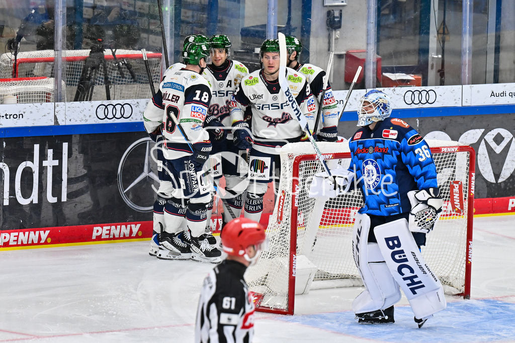 ERC Ingolstadt - Eisbären Berlin | INGOLSTADT, GERMANY - 18. DECEMBER: Jubel der Gäste nach dem Treffer zum 0-2 durch Markus Frederik TIFFELS (Eisbären Berlin 95)  / Tor / Torschuetze / Freude / Happy während dem Match zwischen dem ERC Ingolstadt und den Eisbären Berlin am 29. Spieltag der Penny DEL in der Saturn Arena